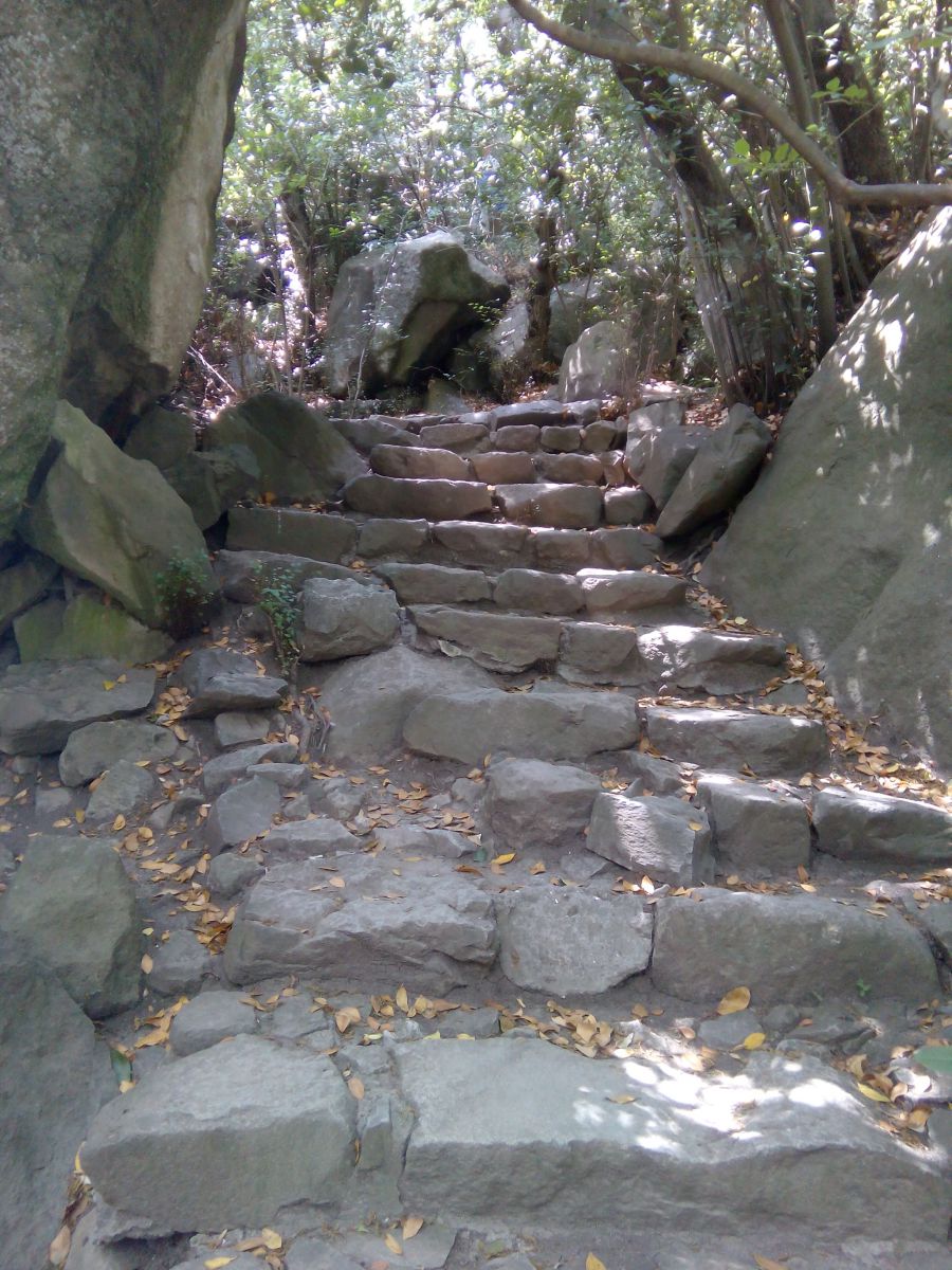 лестница из вулканического камня...
