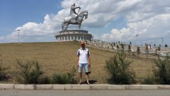 40 метров, высота этого памятника Чингиз-Хану
